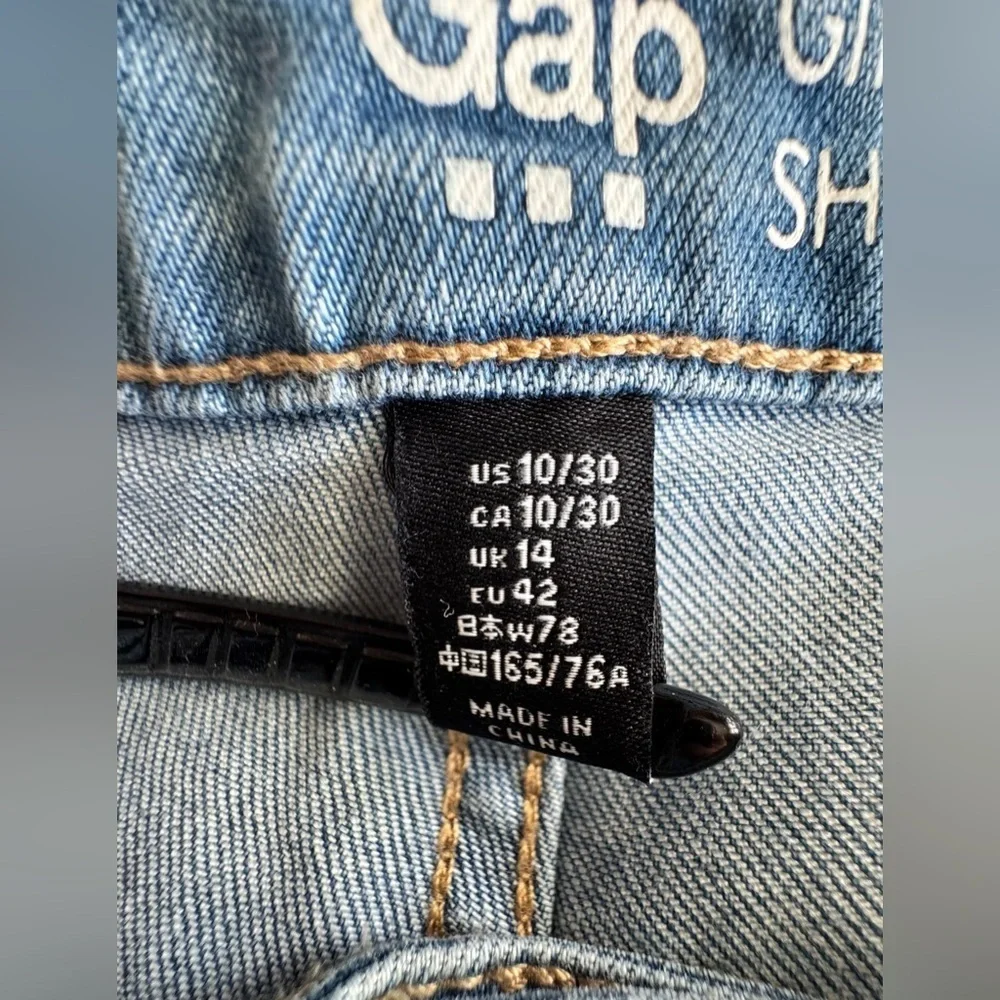 GAP shorts girlfriend